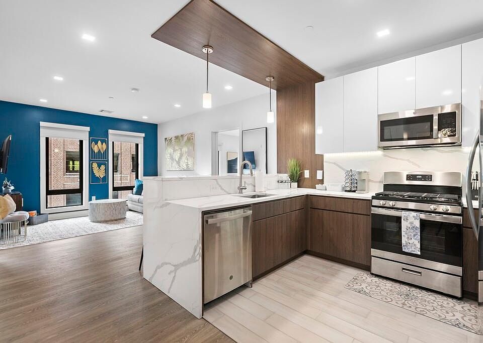 1st image of 41 William St #404