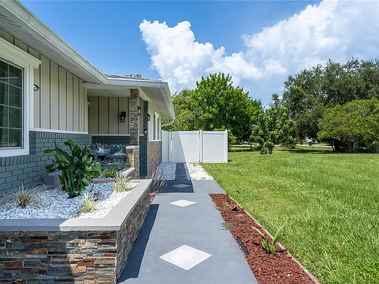 2140 Pinehurst St — Photo 4