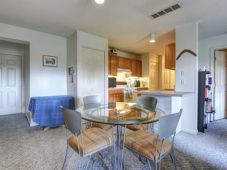 1203 Wesley Ave — Photo 5