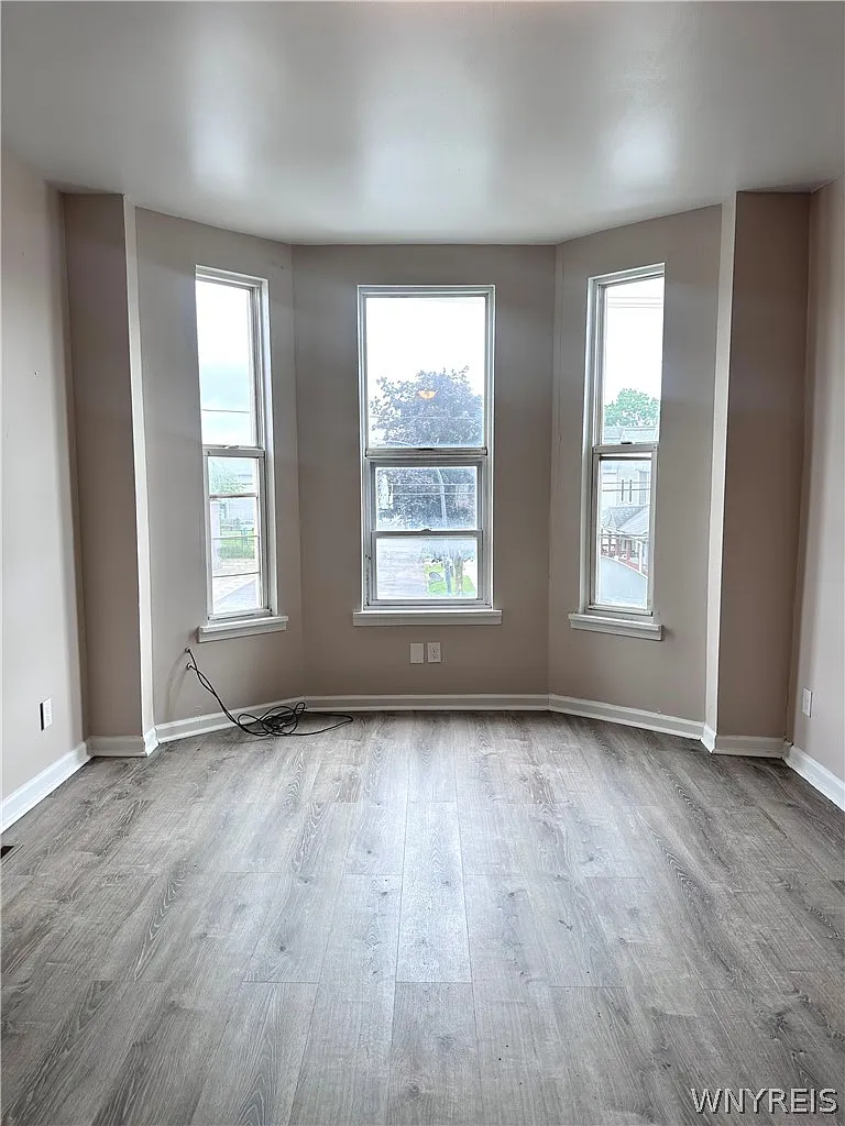 3 bed, 1.0 bath, 9216 sqft, $1,500 — Photo 4