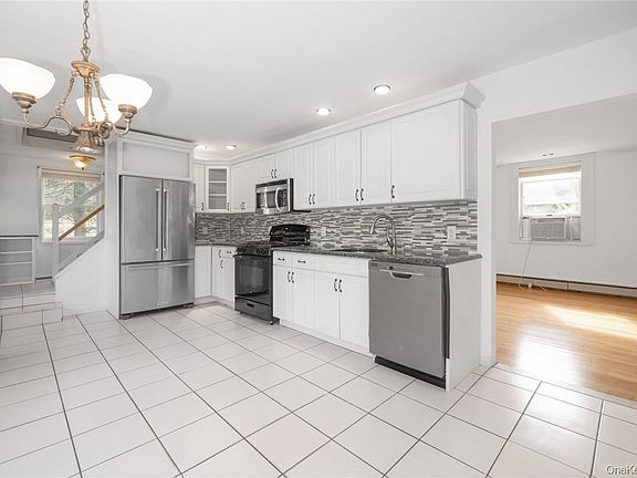 5th image of 28 School St