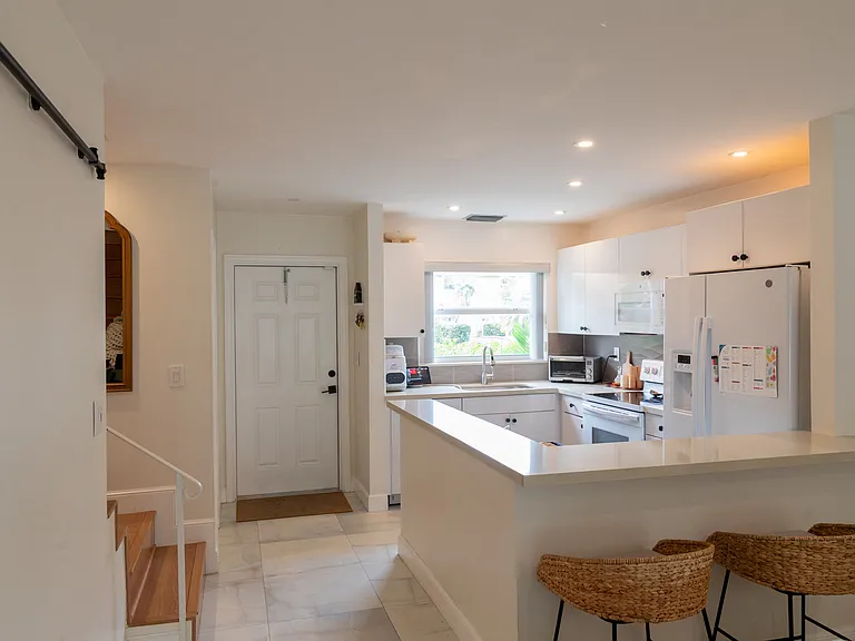 450 SE 7th St #232 — Photo 9