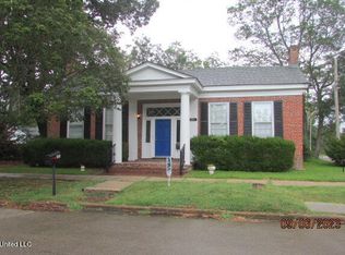 201 S Center St, Holly Springs, MS 38635