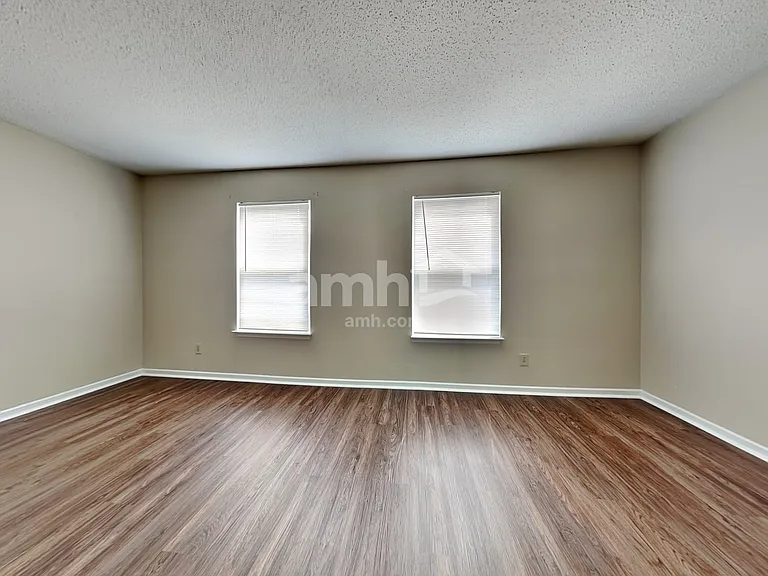 106 Frostwood Ln — Photo 9