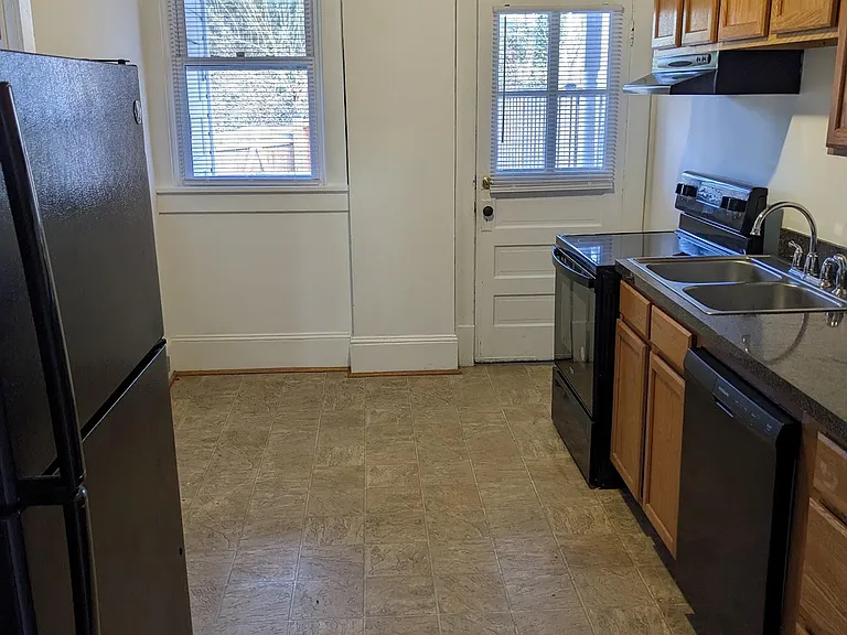 214 E Fairfax Ln — Photo 6