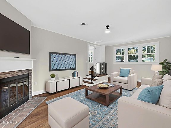 3rd image of 626 Rosemont Avenue