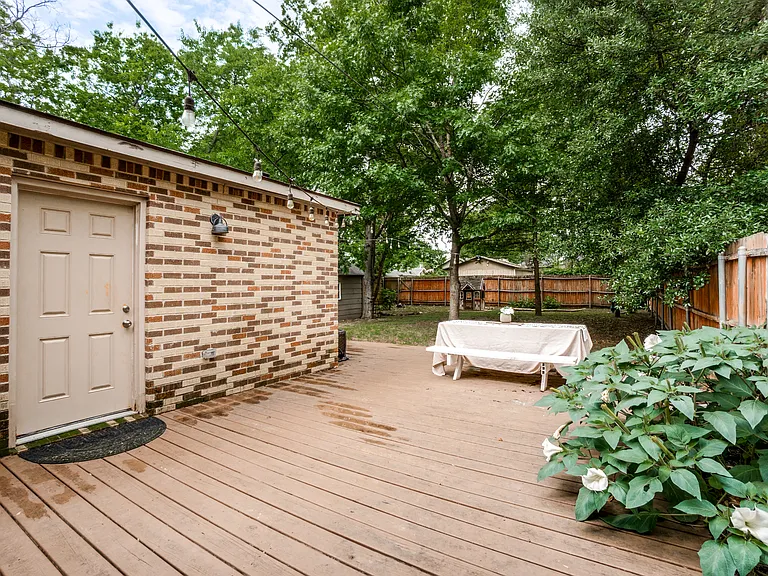 615 S Montclair Ave — Photo 24
