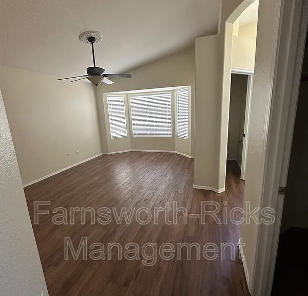 5730 E Holmes Ave — Photo 5