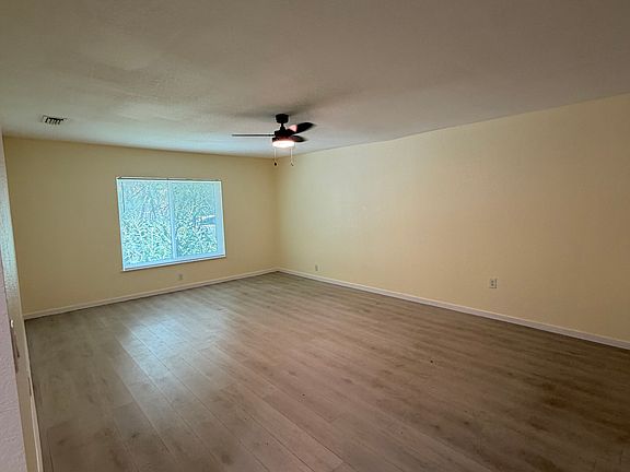 4th image of 305 W Country Club Dr