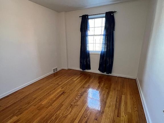 3rd image of 815 E 232nd St