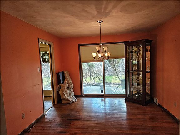 3rd image of 221 Thornberry Dr