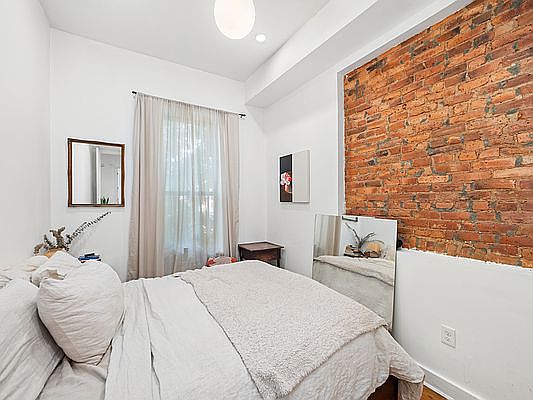 4th image of 970 Lexington Ave #2