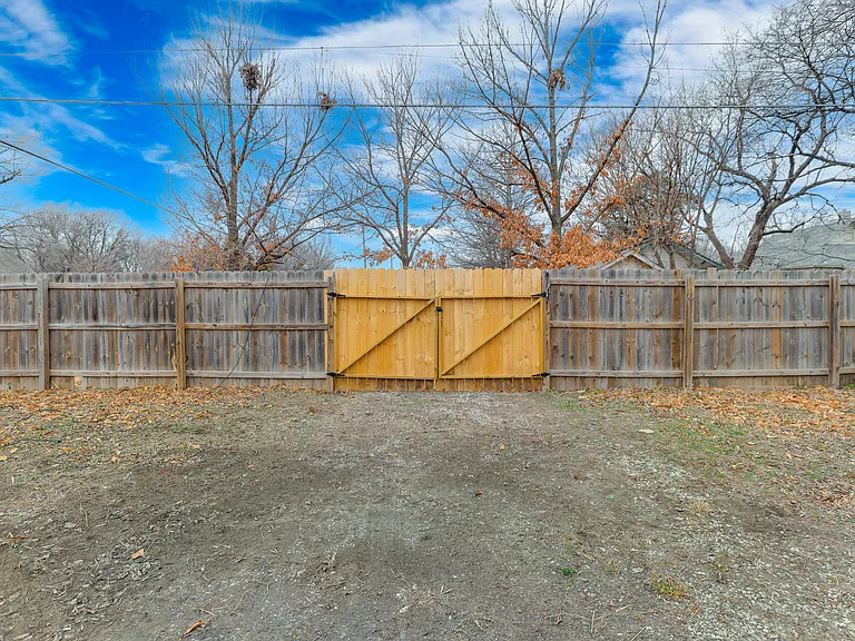 You can open the back gate and store RV or Boat in Back Yard if needed.
