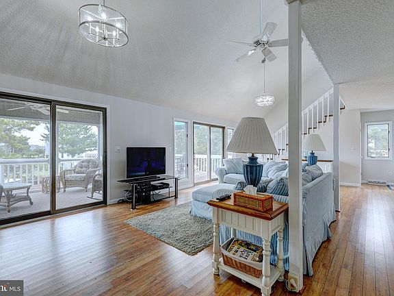 3rd image of 220 Bayshore Dr