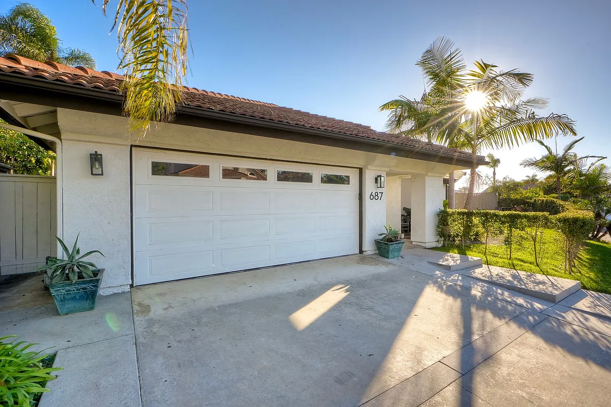 Building Photo - 687 Poinsettia Park S