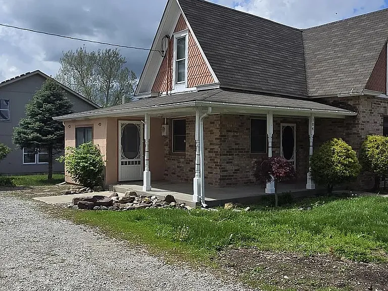 104 N Grove St — Photo 2