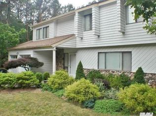 14 Cavalier Ct, Ridge, NY 11961