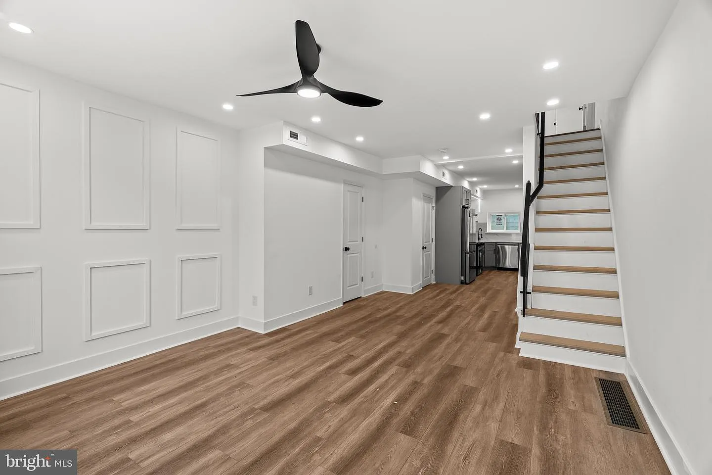 3 bed, 1000 sqft, $1,700 — Photo 2