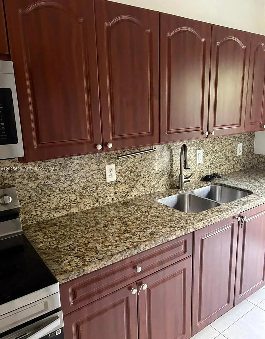 Third Avenue Condominium — Photo 4