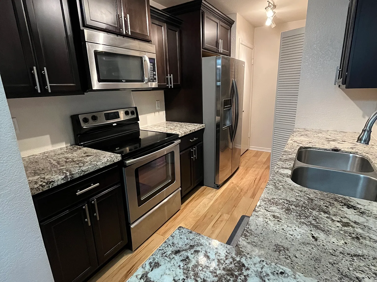 2 bed, 1004 sqft, $2,000 — Photo 4