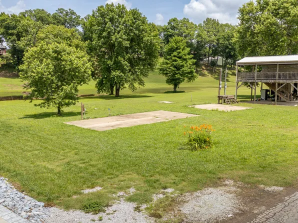 694 River Rd, Clifton, TN 38425