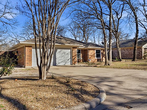 3rd image of 904 Red Oak St