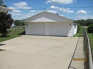 2nd image of 2206 Lealand St