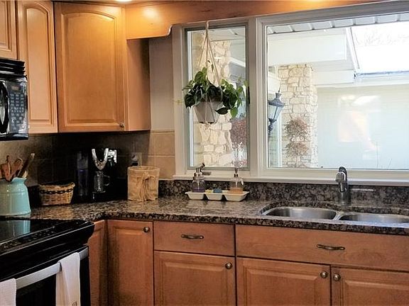 3rd image of 12 Wind Ridge Ct