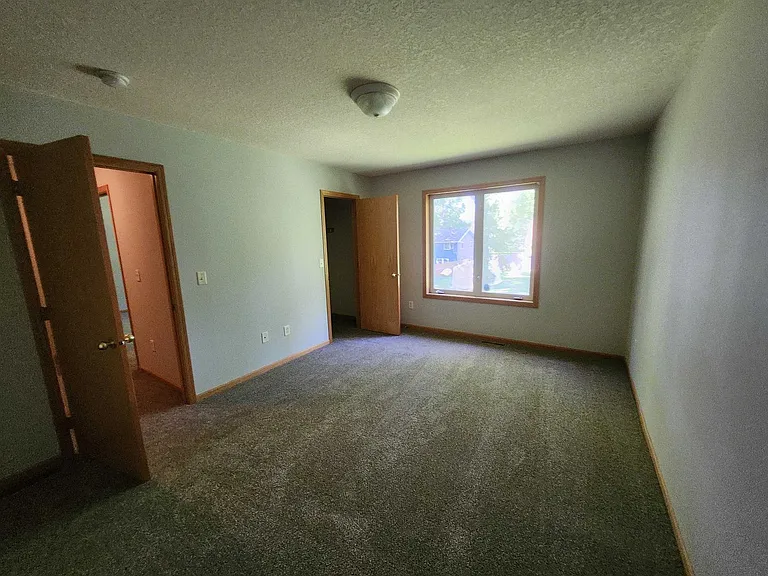 1040 4th St SE — Photo 7