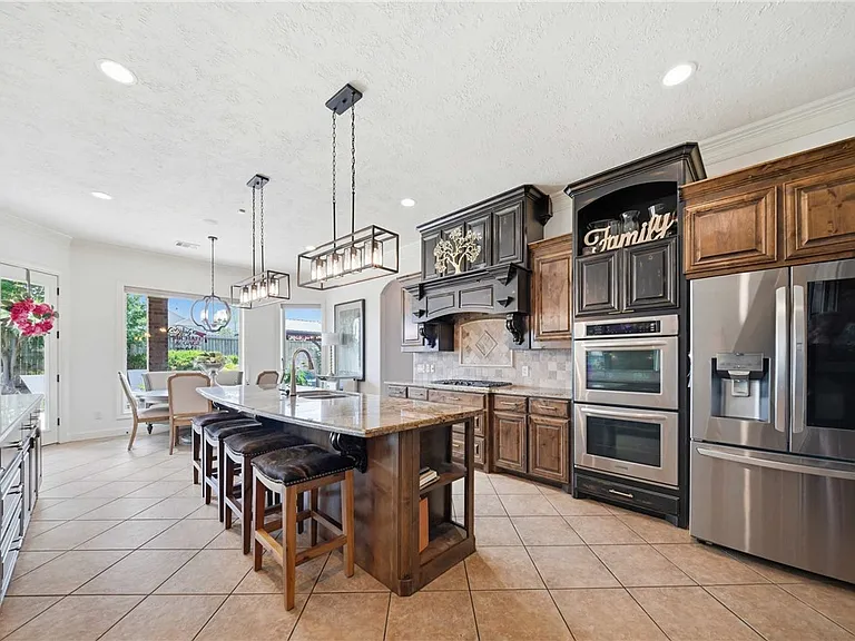 2404 Lancaster Ct — Photo 10
