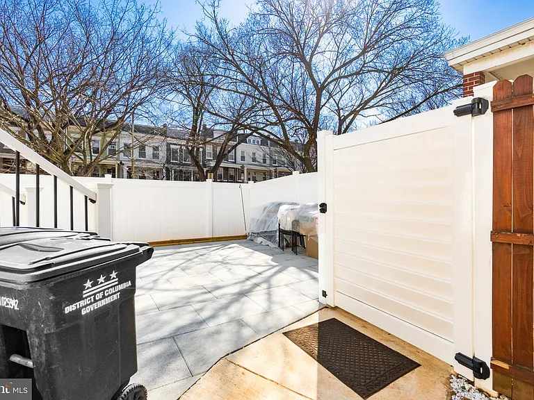 1319 C St NE #B — Photo 25