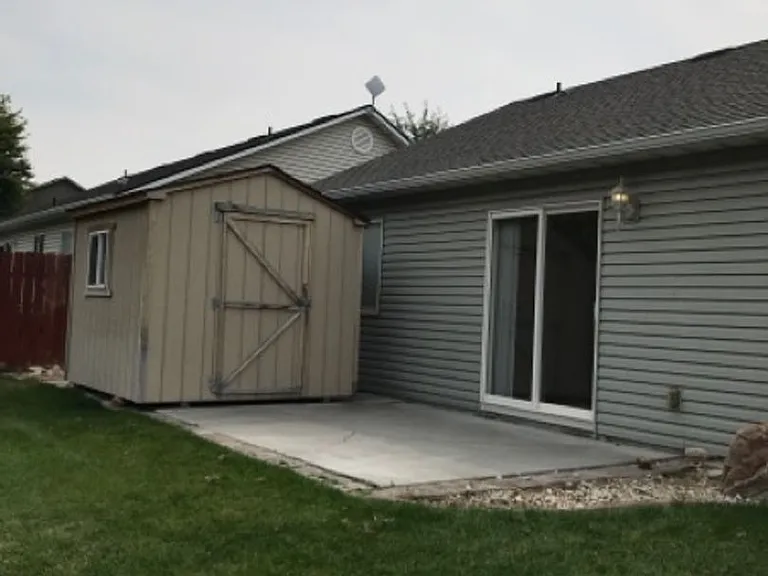 555 Parkwood Dr — Photo 3