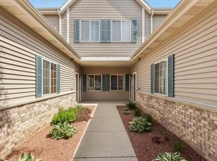 2070 Pine Ridge Ct UNIT C, Grafton, WI 53024