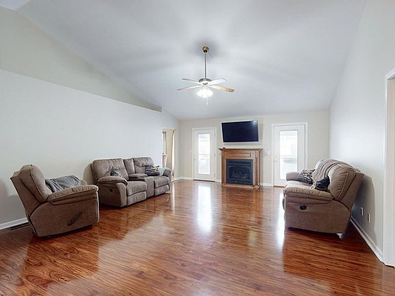 5th image of 102 Summers Ln