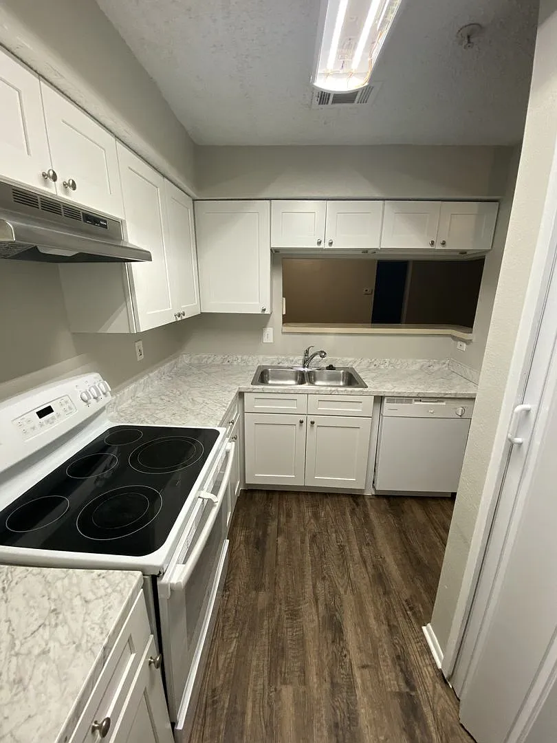 Completely remodeled 2 bedroom 2 bathroom at Oasis at Pearl Lake! — Photo 4