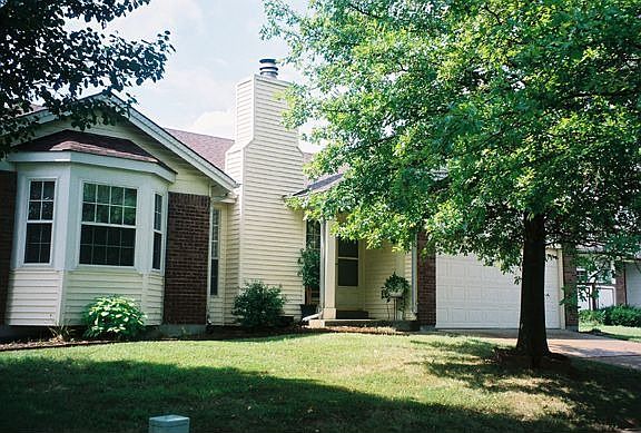 Ballwin Brick & Vinyl ranch!