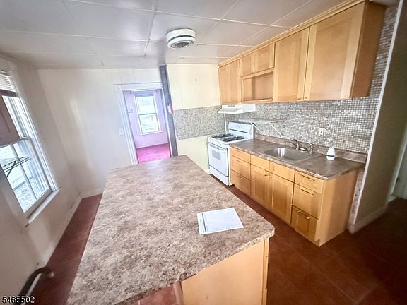 4th image of 478 Walnut St