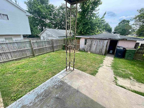 3rd image of 1400 Oak St