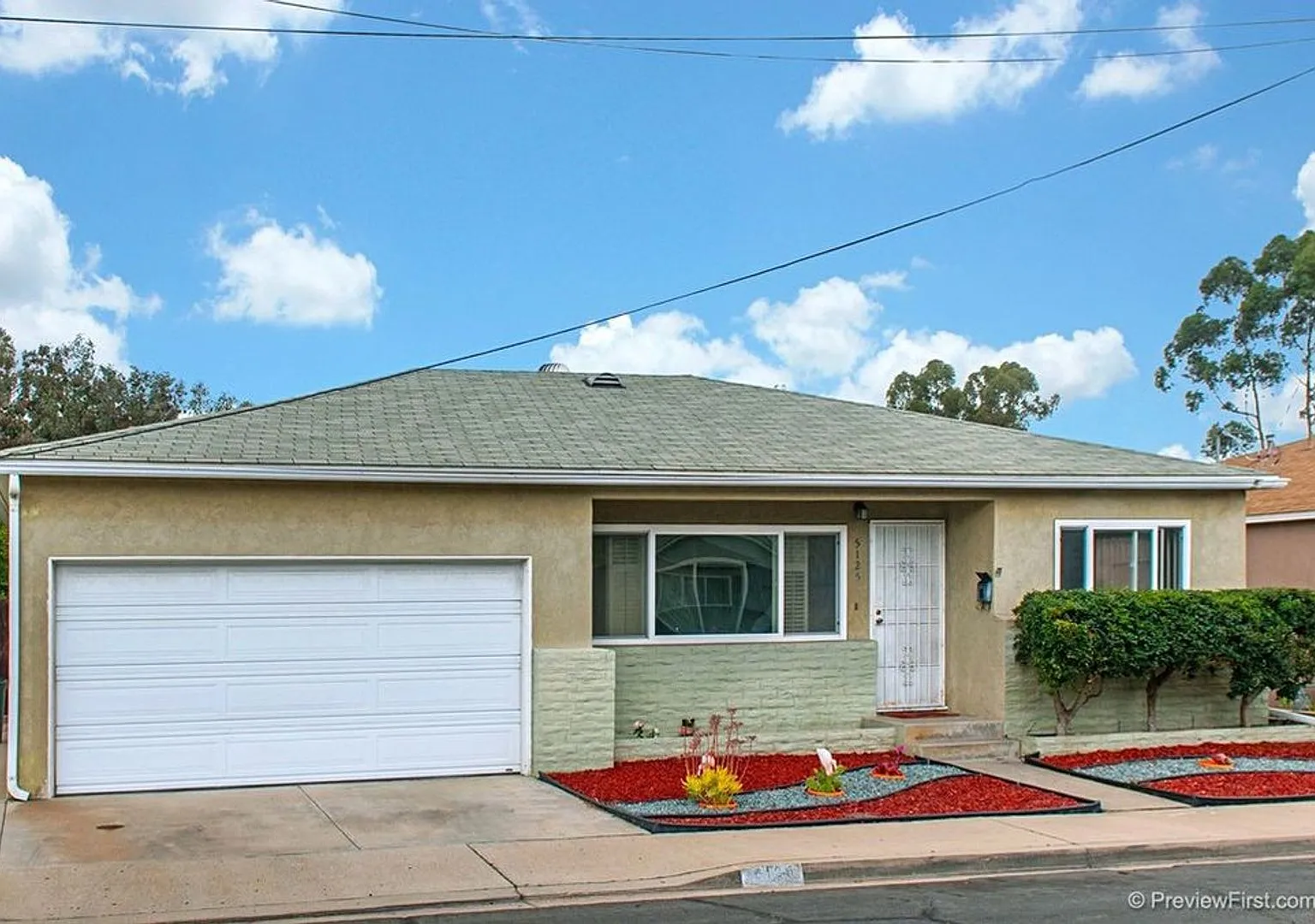 5 Bedroom House in College East - Bright and Airy on Quiet Street! — Photo 1