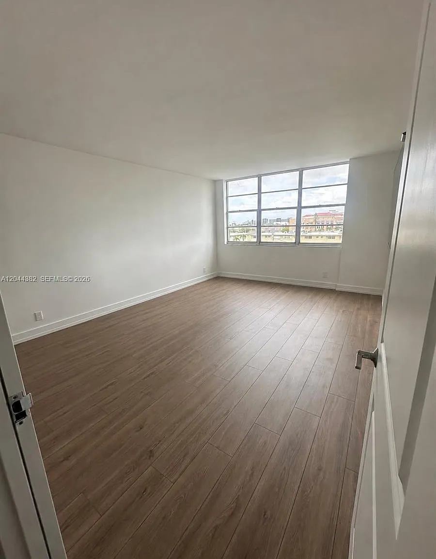 Bayview Towers Condo Sout — Photo 3