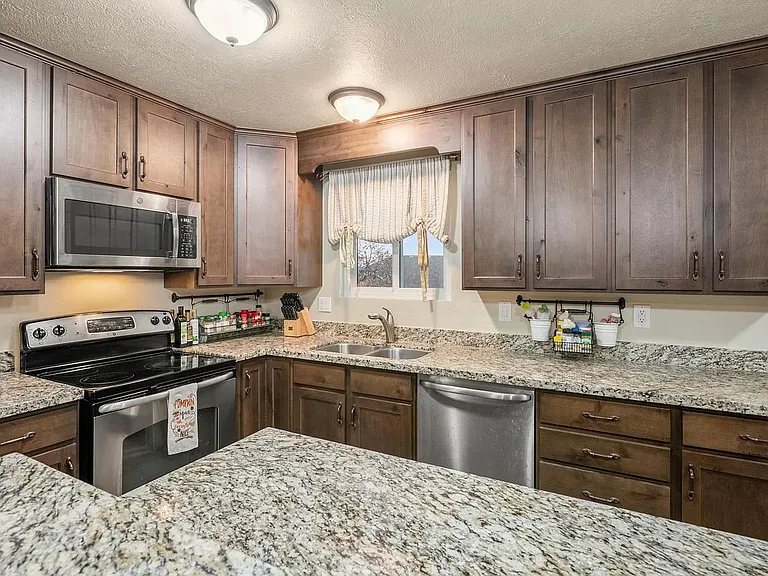 1553 E Huckleberry Cir — Photo 10