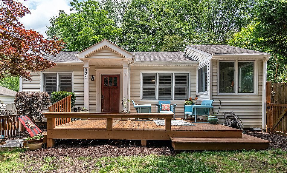 Spacious front deck 