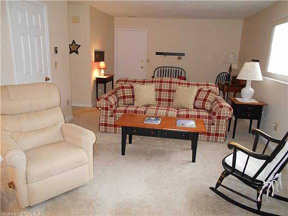 4th image of 42 Brantwood Dr