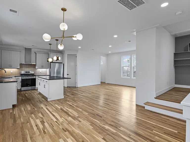 749B Alloway St — Photo 4