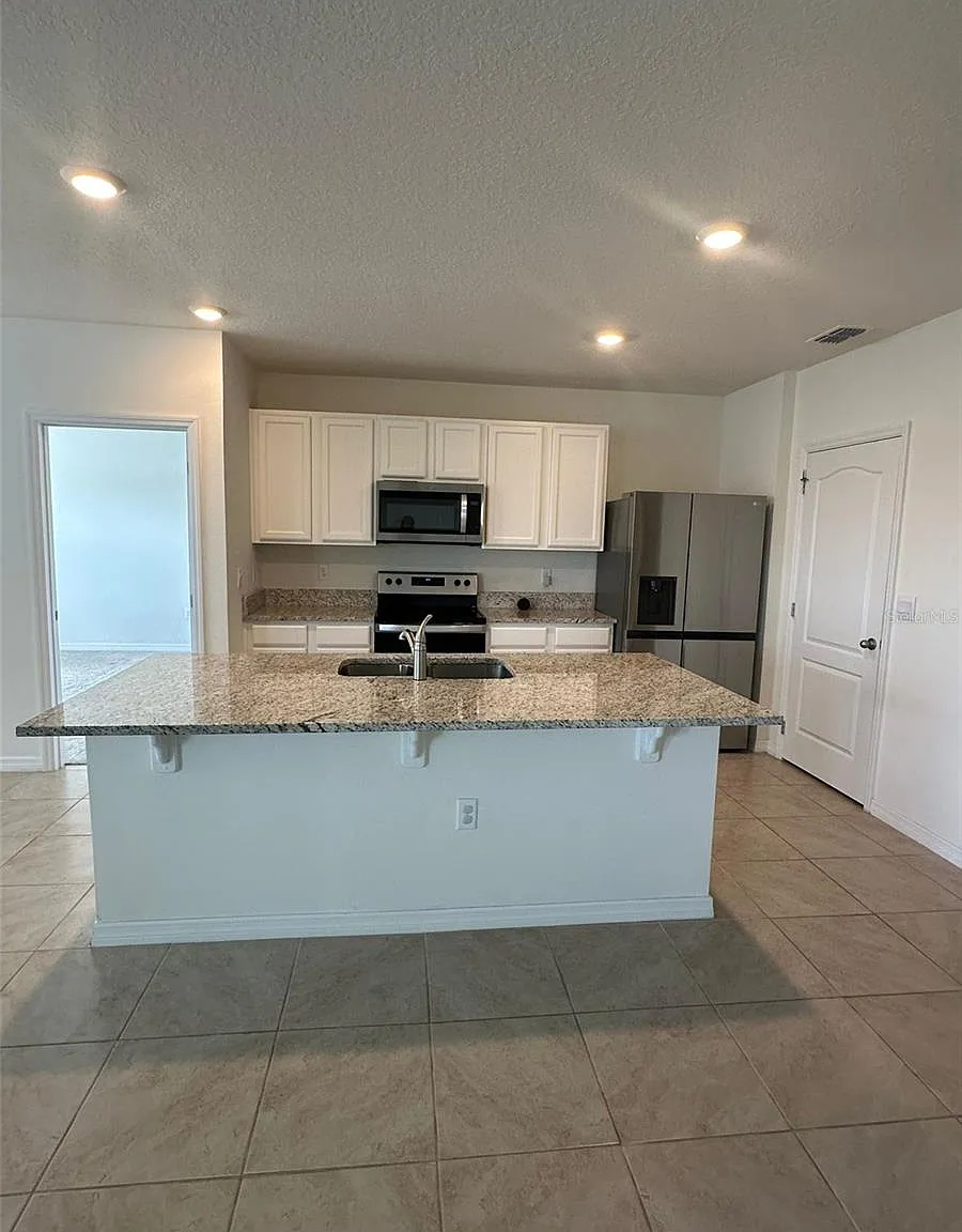 3 bed, 1725 sqft, $2,300 — Photo 3