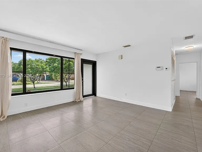 680 W 50th Pl — Photo 9