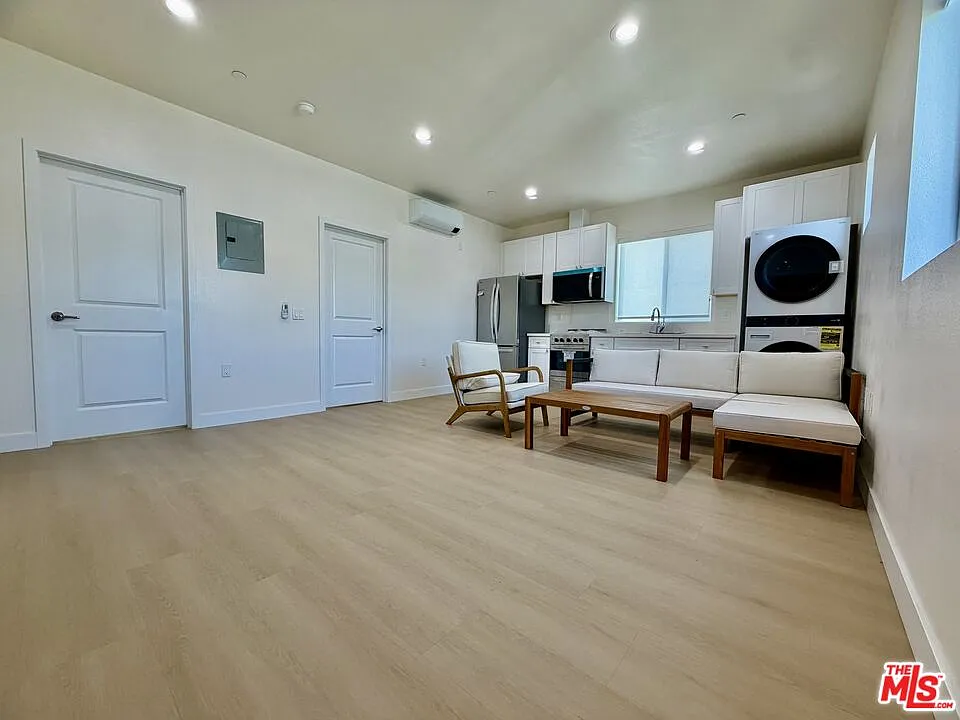 2 bed, 2.0 bath, 767 sqft, $2,350 — Photo 2