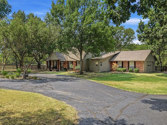 3rd image of 1806 Carriage Estates Rd