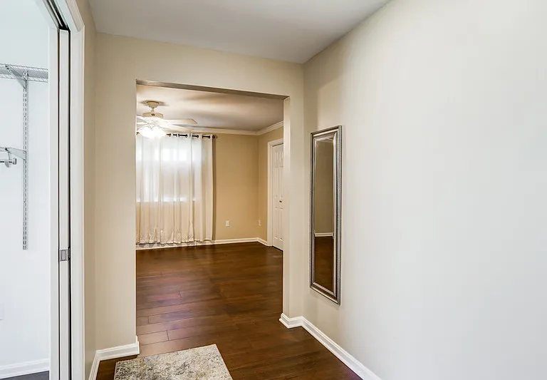 1827 Larchmont Ln — Photo 42