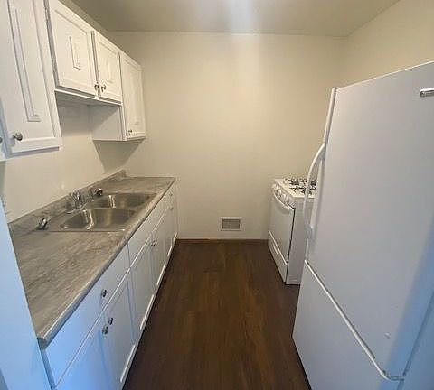 3rd image of 6011 W Port Ave